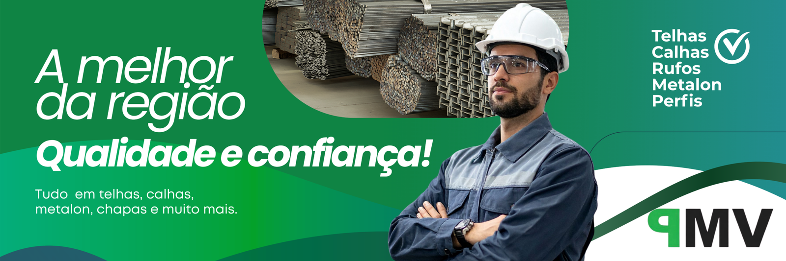 Frame-729-1200 Trabalhador com capacete em loja de materiais metálicos